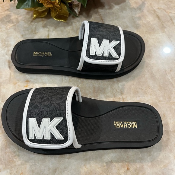 Michael Michael Kors Slide Sandal. New without box - Picture 2 of 6